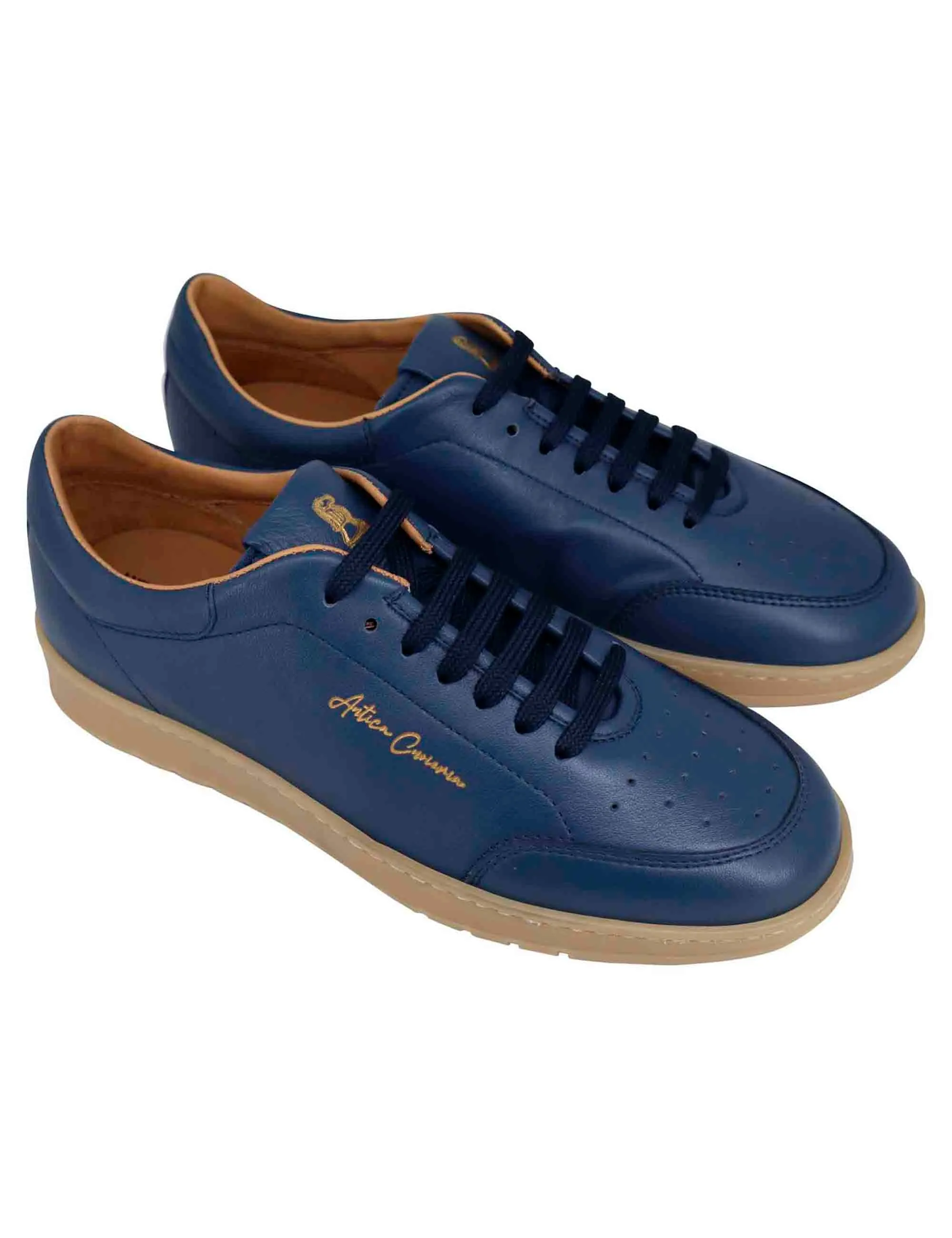 Sneakers uomo in pelle celeste con suola in gomma ambra