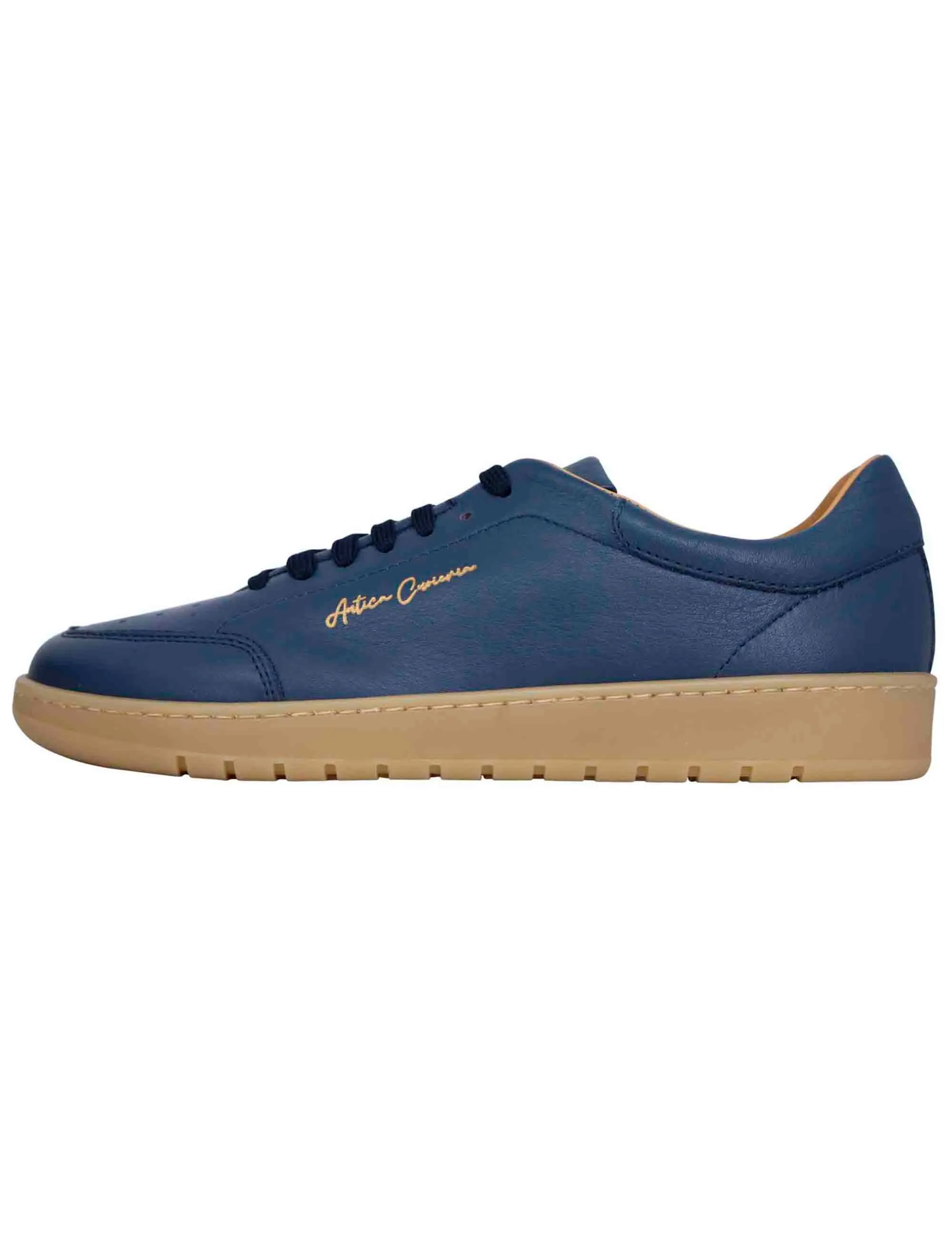 Sneakers uomo in pelle celeste con suola in gomma ambra